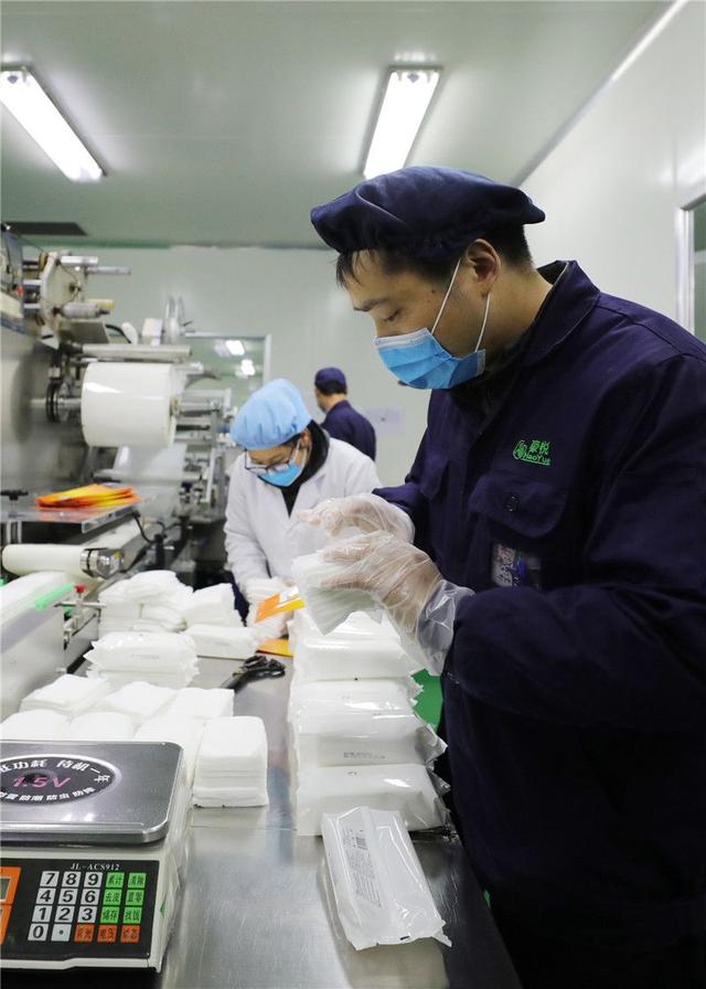 企业复工转产 加紧生产消毒防护用品